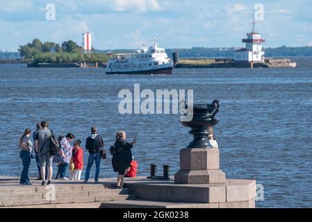 Kronstadt, Saint-Pétersbourg, Russie — le 4 août 2021 : les gens regardent la baie et prennent des photos à la jetée de Petrovskaya Banque D'Images