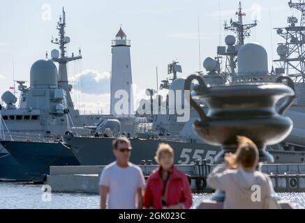 Kronstadt, Saint-Pétersbourg, Russie-4 août 2021 : les gens font des photos à la jetée de Petrovskaya sur fond de navires de guerre Banque D'Images