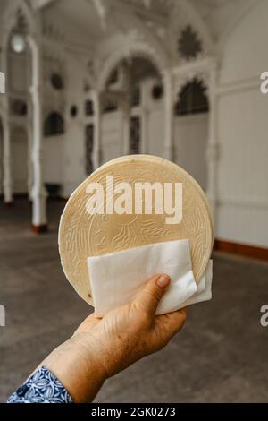 Célèbre cachets de Carlsbad, CZ: Lazenske oplatky, originaire de 1867. Femme senior tenant la main traditionnelle tchèque biscuit doux snack fait à Karlovy Vary, fa Banque D'Images