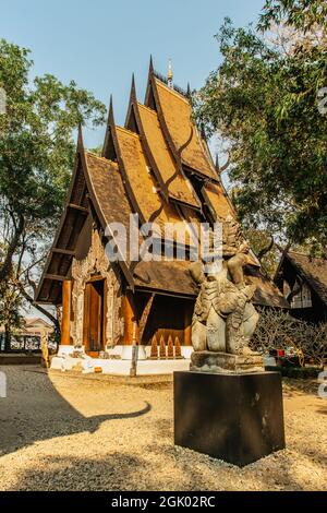 Temple noir, barrage Baan, à Chiang Rai, Thaïlande, fournit la collection de peaux, d'os, de dents d'animaux.lieu touristique populaire.Maison en bois façade or. Banque D'Images