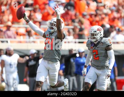 Stillwater, OK, États-Unis. 11 septembre 2021. Oklahoma State Corner back Jarrick Bernard-Converse (24) et Safety Tanner McCalister (2) lors d'un match de football entre l'ouragan doré de l'université de Tulsa et les cow-boys de l'État d'Oklahoma au stade Boone Pickens à Stillwater, Oklahoma. Gray Siegel/CSM/Alamy Live News Banque D'Images