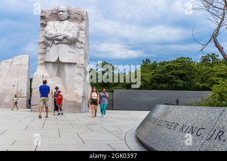 WASHINGTON DC, Etats-Unis - 29 AOÛT 2021 : touristes à la statue massive de Martin Luther King Jr. À Washington DC. Banque D'Images