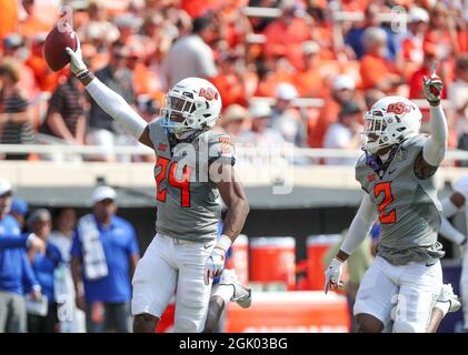 Stillwater, OK, États-Unis. 11 septembre 2021. Oklahoma State Corner back Jarrick Bernard-Converse (24) et Safety Tanner McCalister (2) lors d'un match de football entre l'ouragan doré de l'université de Tulsa et les cow-boys de l'État d'Oklahoma au stade Boone Pickens à Stillwater, Oklahoma. Gray Siegel/CSM/Alamy Live News Banque D'Images