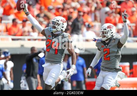 Stillwater, OK, États-Unis. 11 septembre 2021. Oklahoma State Corner back Jarrick Bernard-Converse (24) et Safety Tanner McCalister (2) lors d'un match de football entre l'ouragan doré de l'université de Tulsa et les cow-boys de l'État d'Oklahoma au stade Boone Pickens à Stillwater, Oklahoma. Gray Siegel/CSM/Alamy Live News Banque D'Images