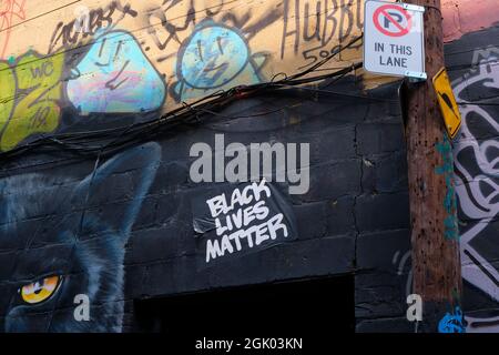 Grafitti Alley est situé dans le quartier de la mode, au centre-ville de Toronto, en Ontario. Il est situé à trois pâtés de maisons de Spadina Avenue, au sud de Queen Stree Banque D'Images