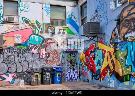 Grafitti Alley est situé dans le quartier de la mode, au centre-ville de Toronto, en Ontario. Il est situé à trois pâtés de maisons de Spadina Avenue, au sud de Queen Stree Banque D'Images