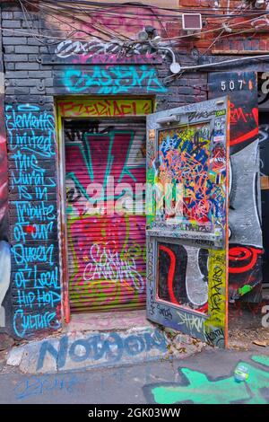 Grafitti Alley est situé dans le quartier de la mode, au centre-ville de Toronto, en Ontario. Il est situé à trois pâtés de maisons de Spadina Avenue, au sud de Queen Stree Banque D'Images