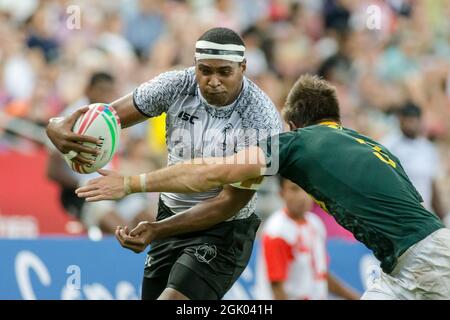 SINGAPOUR-AVRIL 14 : équipe Fiji 7s (matchs blancs contre l'équipe sud-africaine 7s (green) lors du match final de la coupe de la HSBC World Rugby Singapore Sevens le 14 avril 2019 au stade national de Singapour Banque D'Images