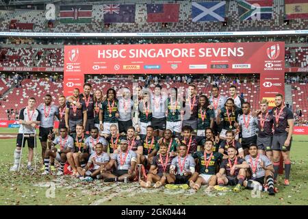 SINGAPOUR-AVRIL 14 : photo de groupe de l'équipe d'Afrique du Sud 7 (verte), de l'équipe de Fidji 7 (blanche) et de l'équipe d'Angleterre 7 (bleue) le deuxième jour de HSBC Singapore Sevens le 14 avril 2019 au stade national de Singapour Banque D'Images