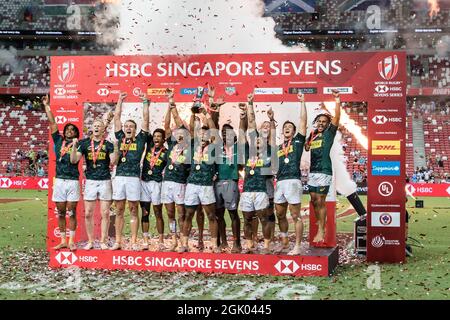 SINGAPOUR-AVRIL 14 : l'équipe d'Afrique du Sud 7s célèbre la victoire finale de la coupe lors du deuxième jour de HSBC World Rugby Singapore Sevens le 14 avril 2019 au stade national de Singapour Banque D'Images