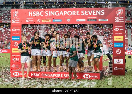 SINGAPOUR-AVRIL 14 : l'équipe d'Afrique du Sud 7s célèbre la victoire finale de la coupe lors du deuxième jour de HSBC World Rugby Singapore Sevens le 14 avril 2019 au stade national de Singapour Banque D'Images