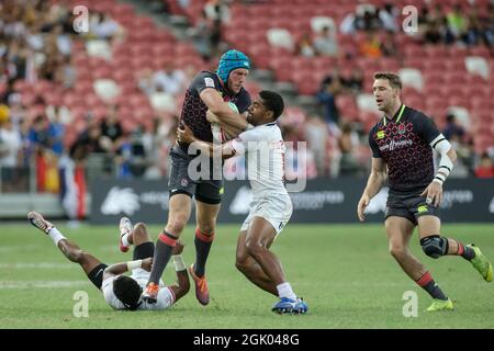 SINGAPOUR-AVRIL 14:l'équipe d'Angleterre 7s (bleue) joue contre l'équipe d'USA 7s (blanche) lors du match de médaille de bronze de HSBC World Rugby Singapore Sevens le 14 avril 2019 au Stade national de Singapour Banque D'Images