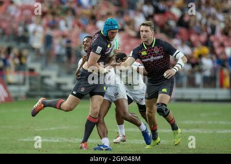 SINGAPOUR-AVRIL 14 : l'équipe d'Angleterre 7s (bleue) joue contre l'équipe d'USA 7s (blanche) lors du match de médaille de bronze de HSBC World Rugby Singapore Sevens le 14 avril 2019 au stade national de Singapour Banque D'Images