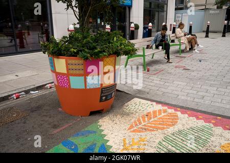 Zone piétonne, abris pour vélos et pots de fleurs comme régénération du marché de Petticoat Lane à Londres, Angleterre, Royaume-Uni Banque D'Images