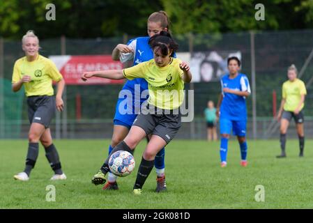 Munich, Allemagne. 12 septembre 2021. Sifya Midler (27 TSV Crailsheim) et Lisa Floetzner (13 FFC Wacker Muenchen) pendant le match de Regionalliga Sued entre FFC Wacker Muenchen et TSV Crailsheimk à Bezirkssportanlage Untersendling, Allemagne. Crédit: SPP Sport presse photo. /Alamy Live News Banque D'Images