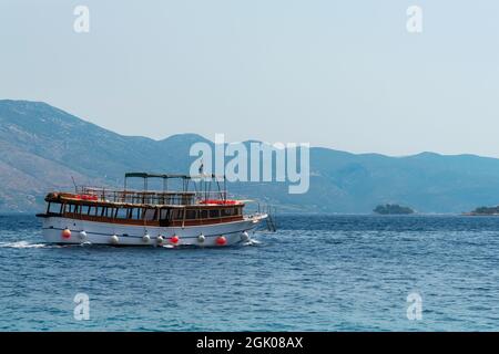 Bateau touristique navigue au bord de la mer le long des îles. Banque D'Images