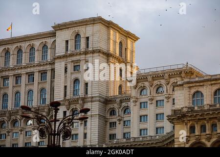 Bucarest, Roumanie - 2 septembre 2021 : le Palais du Parlement à Bucarest au coucher du soleil. Banque D'Images