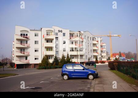 POZNAN, POLOGNE - 10 mars 2015 : immeuble d'appartements avec balcons dans le quartier de Stare Zegrze Banque D'Images