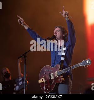 Glasgow, Royaume-Uni. 12 septembre 2021. EN PHOTO : Gary Lightbody, leader, chanteur et guitariste du groupe Snow Patrol, a vu jouer sur la scène principale à une foule emballée à Glasgow Green au TRNSMT 2021 le dernier jour du festival de musique live. Crédit : Colin Fisher/Alay Live News Banque D'Images