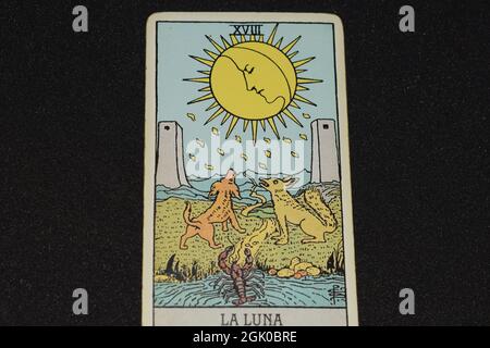 La carte de Tarot numéro 18 représente LA LUNE dans les cartes de Tarot de la grande arcana sur fond noir. Banque D'Images