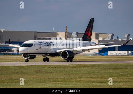 Montréal, Québec, Canada - 07 06 2021 : atterrissage à Montréal de l'Airbus A220 d'Air Canada. Enregistrement C-GJYC. Banque D'Images