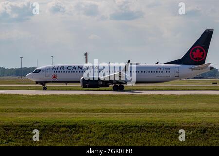 Montréal, Québec, Canada - 07 06 2021 : atterrissage du Boeing 737 Max8 d'Air Canada à Montréal. Enregistrement C-FSDB. Banque D'Images