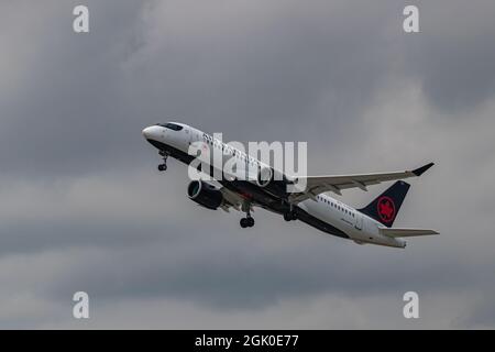 Montréal, Québec, Canada - 07 06 2021: Air Canada décollage de CYUL, l'aéroport international de Montréal par une journée d'été nuageuse. Banque D'Images