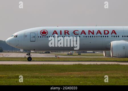 Montréal, Québec, Canada - 07 06 2021 : Air Canada boeing B777-300 en train de rouler après l'atterrissage à Montréal. Banque D'Images