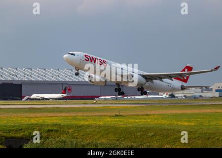 Montréal, Québec, Canada - 07 06 2021 : Airbus A330 suisse décollant de Montréal. Banque D'Images