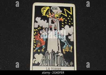 La carte de tarot numéro 16 représente LA TOUR dans les cartes de tarot de la grande arcana sur fond noir. Banque D'Images