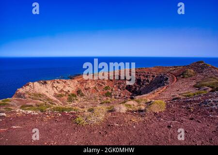 Vue sur la mer de Linosa au sommet du volcan Monte Nero, île de Pelagie, Sicile Banque D'Images