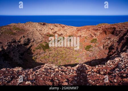 Vue sur la mer de Linosa au sommet du volcan Monte Nero, île de Pelagie, Sicile Banque D'Images