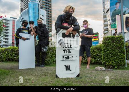 Bangkok, Thaïlande. 12 septembre 2021. Les manifestants tiennent des boucliers faits à la main pendant la manifestation. Des manifestants pro-démocratie se sont rassemblés à l'intersection de DIN Daeng pour demander la démission de Prayut Chan-O-Cha, Premier ministre thaïlandais. Crédit : SOPA Images Limited/Alamy Live News Banque D'Images