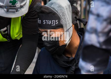 Bangkok, Thaïlande. 12 septembre 2021. Les médecins assistent à un manifestant blessé pendant la manifestation. Des manifestants pro-démocratie se sont rassemblés à l'intersection de DIN Daeng pour demander la démission de Prayut Chan-O-Cha, Premier ministre thaïlandais. Crédit : SOPA Images Limited/Alamy Live News Banque D'Images