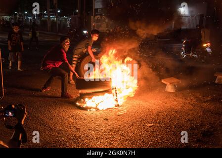 Bangkok, Thaïlande. 12 septembre 2021. Les manifestants ont incendié des pneus de voiture pendant la manifestation. Des manifestants pro-démocratie se sont rassemblés à l'intersection de DIN Daeng pour demander la démission de Prayut Chan-O-Cha, Premier ministre thaïlandais. Crédit : SOPA Images Limited/Alamy Live News Banque D'Images