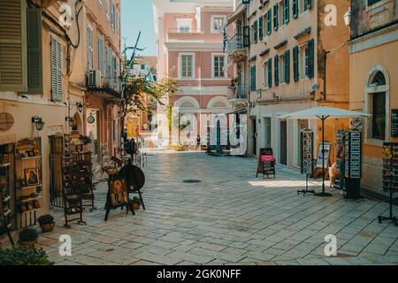 Corfou, Grèce - septembre 2021. Belle rue étroite et confortable dans la vieille ville grecque. Centre européen historique avec boutiques de souvenirs pour les touristes. Paysage urbain Banque D'Images