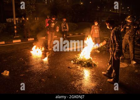 Bangkok, Thaïlande. 12 septembre 2021. Les manifestants ont incendié au milieu de la route pendant la manifestation. Des manifestants pro-démocratie se sont rassemblés à l'intersection de DIN Daeng pour demander la démission de Prayut Chan-O-Cha, Premier ministre thaïlandais. (Photo de Peerapon Boonyakiat/SOPA image/Sipa USA) crédit: SIPA USA/Alay Live News Banque D'Images