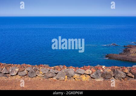 Vue sur la mer de Linosa au sommet du volcan Monte Nero, île de Pelagie, Sicile Banque D'Images