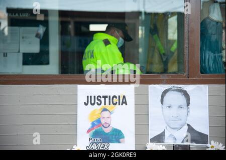 Des panneaux avec des photos de Javier Ordoñez et des fleurs comme le poste de police de Villa Luz CAI ont été des policiers torturés Javier Ordoñez le 9 septembre 2020, Banque D'Images