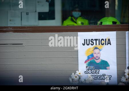 Des panneaux avec des photos de Javier Ordoñez et des fleurs comme le poste de police de Villa Luz CAI ont été des policiers torturés Javier Ordoñez le 9 septembre 2020, Banque D'Images