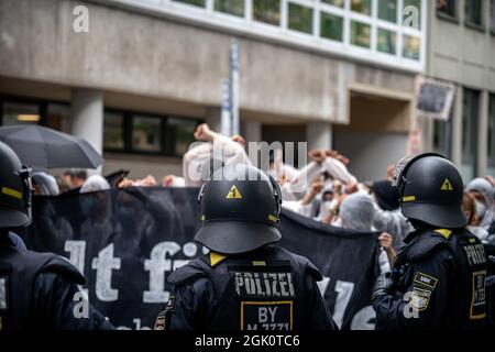 Démonstration de Polizei blickt auf. AM 10.09.2021 fand anlässlich der Autragung der IAA in München ein Aktionstag statt, bei welchem mehrere Aktionen und Blockaden gegen die IAA in verschiedenen Fingern stattfinden, wie komder Noure-BEI Finger welchen es zu einer Auseinen geischen geisen der Polletzinetzingen und Zäusen in der Zuszingen in der Zuszingen in der Zusinnen und 20. * la police regarde la démo. Le 10 septembre 2021, il y a eu une journée d'action contre l'IAA Mobilty à Munich, en Allemagne. Les activistes ont fait des manifestations et des blocus de différents doigts. Le pas d'avenir pour IAA fing Banque D'Images