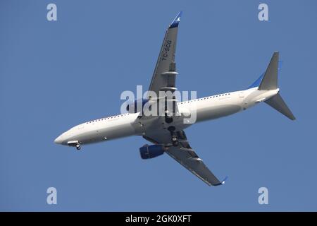 ISTANBUL, TURQUIE - 24 MAI 2021 : Boeing 737-8AL (CN 40555) d'AnadoluJet Airlines débarquant à l'aéroport Sabiha Gokcen d'Istanbul. Banque D'Images