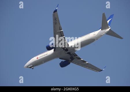 ISTANBUL, TURQUIE - 24 MAI 2021 : Boeing 737-8F2 (CN 29781) d'AnadoluJet Airlines débarquant à l'aéroport Sabiha Gokcen d'Istanbul. Banque D'Images