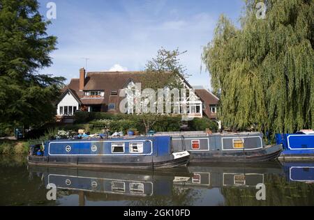 Des barques de la rivière Moorhen amarrées à Harlow, dans l'Essex Banque D'Images