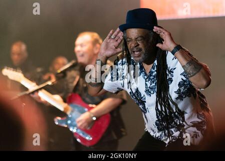 Garon Park, Southend on Sea, Essex, Royaume-Uni. 12 septembre 2021. UB40 sont retournés sur scène pour jouer un concert, comme tant d'autres, reporté précédemment en raison de la pandémie de COVID19. Les membres du groupe Ali Campbell et Astro (Terence Wilson) de la gamme classique originale des années 1980 sont en tournée sous le nom de UB40 avec Ali & Astro, en présentant leurs succès de cette époque et plus tard Banque D'Images