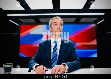 Londres, Royaume-Uni. 11 juin 2019. Nigel Paul Farage, diffuseur britannique et ancien politicien, présente sa première émission sur la chaîne GB News à Londres. (Image de crédit : © Stuart Mitchell/SOPA Images via ZUMA Press Wire) Banque D'Images