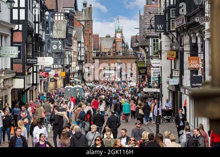 Les amateurs de shopping surpeuplés de High Street passent sous la tour de l'horloge Eastgate à High Street, Chester, Chesire, Royaume-Uni, le 13 mai 2017 Banque D'Images