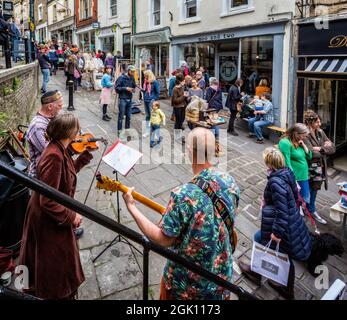 Musiciens de rue jouant pendant le marché du dimanche sur Catherine Hill, Frome, Somerset, Royaume-Uni le 7 mai 2017 Banque D'Images