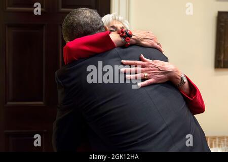 Le président Barack Obama enrasse la secrétaire sortante à la Santé et aux Services humains Kathleen Sebelius avant de quitter une réunion de mise à jour de l'Affordable Care Act dans la salle Roosevelt de la Maison Blanche, le 15 mai 2014. (Photo officielle de la Maison Blanche par Pete Souza) cette photo officielle de la Maison Blanche est disponible uniquement pour publication par les organismes de presse et/ou pour impression personnelle par le(s) sujet(s) de la photo. La photographie ne peut être manipulée d'aucune manière et ne peut pas être utilisée dans des documents commerciaux ou politiques, des publicités, des e-mails, des produits, des promotions qui, de quelque manière que ce soit, suggèrent un Banque D'Images