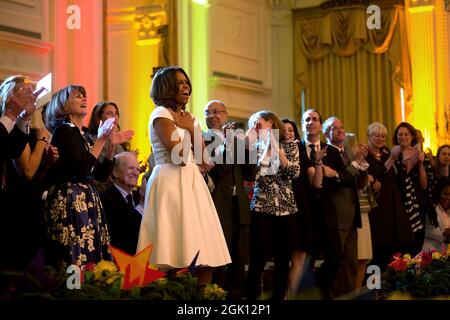 La première dame Michelle Obama et les membres de l'audience montrent leur appréciation pour une performance lors du salon des talents de la Maison Blanche dans la salle est de la Maison Blanche, le 20 mai 2014. L'événement, organisé en collaboration avec le Comité du président sur les arts et les humanités, met en valeur les talents des élèves des écoles participant à Turnaround Arts, un programme visant à améliorer les écoles et à accroître le rendement des élèves grâce à l'éducation artistique. (Photo officielle de la Maison Blanche par Amanda Lucidon) cette photo officielle de la Maison Blanche est disponible uniquement pour publication par les organismes de presse et/ou pour usage personnel Banque D'Images